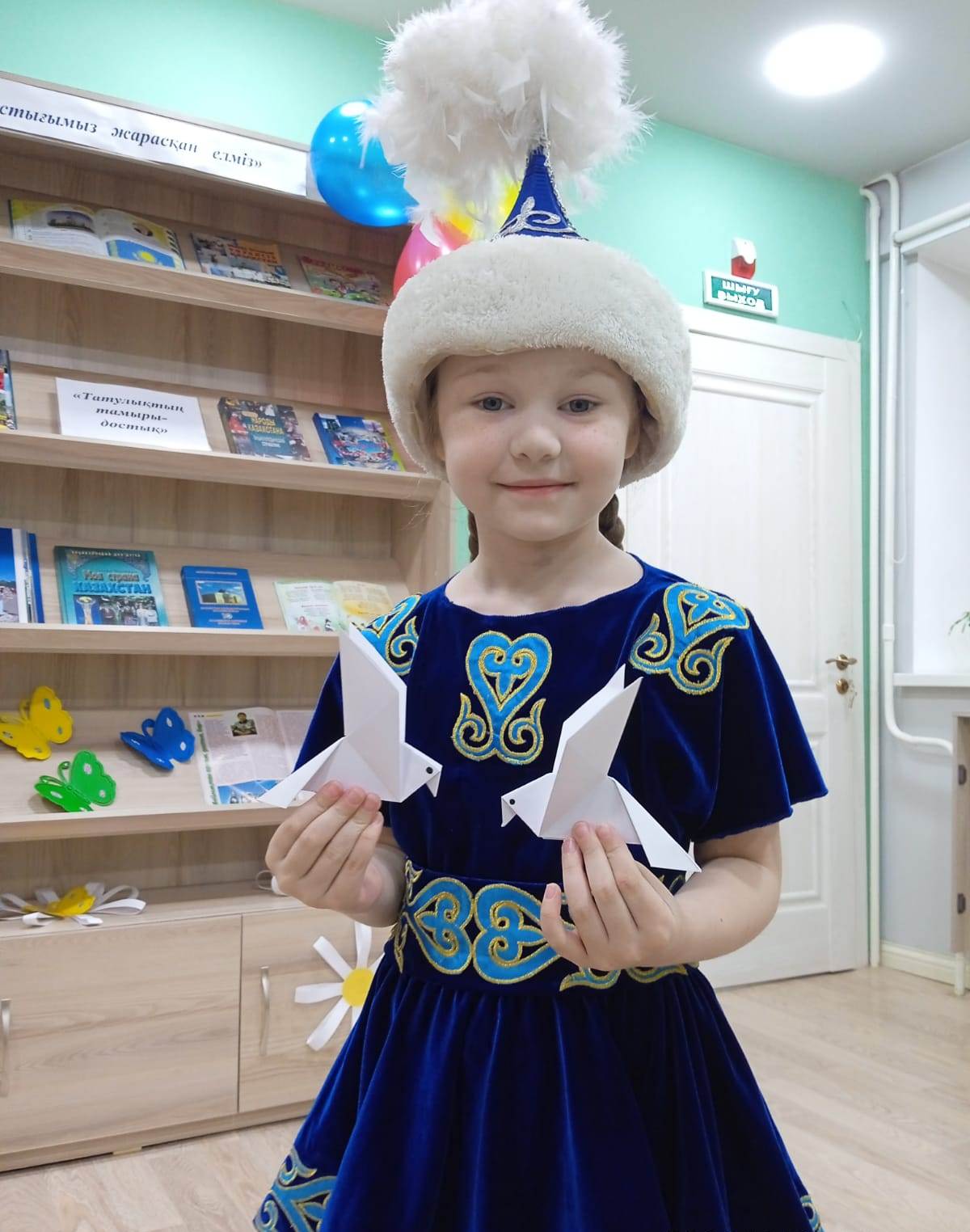 Демалыс уақытында кітапханаға саяхат. В библиотеку на каникулах