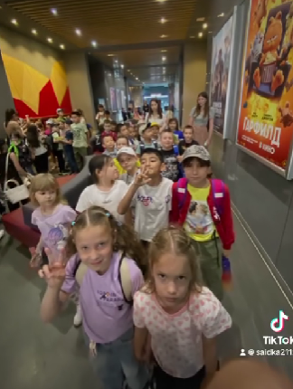 Мектеп лагері "Гарфилд"мультфильмін көруге кинотеатрға барды