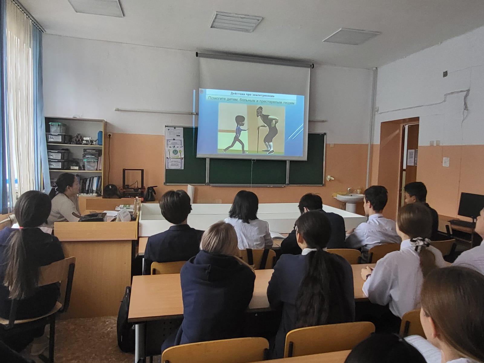 Жер сілкінісі кезіндегі 10 қарапайым қадам/10 простых шагов при землетрясении