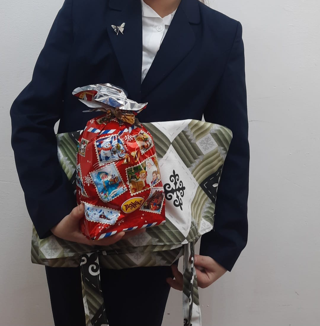 Демеушілердің сыйлықтары/Подарки от спонсоров