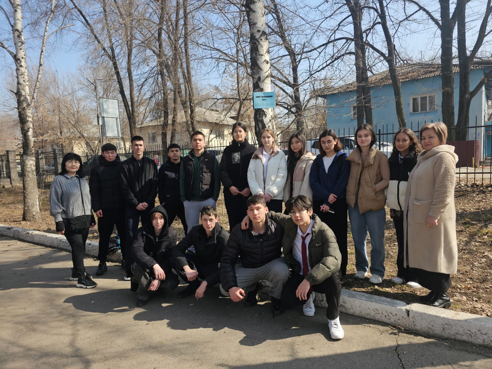 Түлектер аллеясы/Аллея выпускников