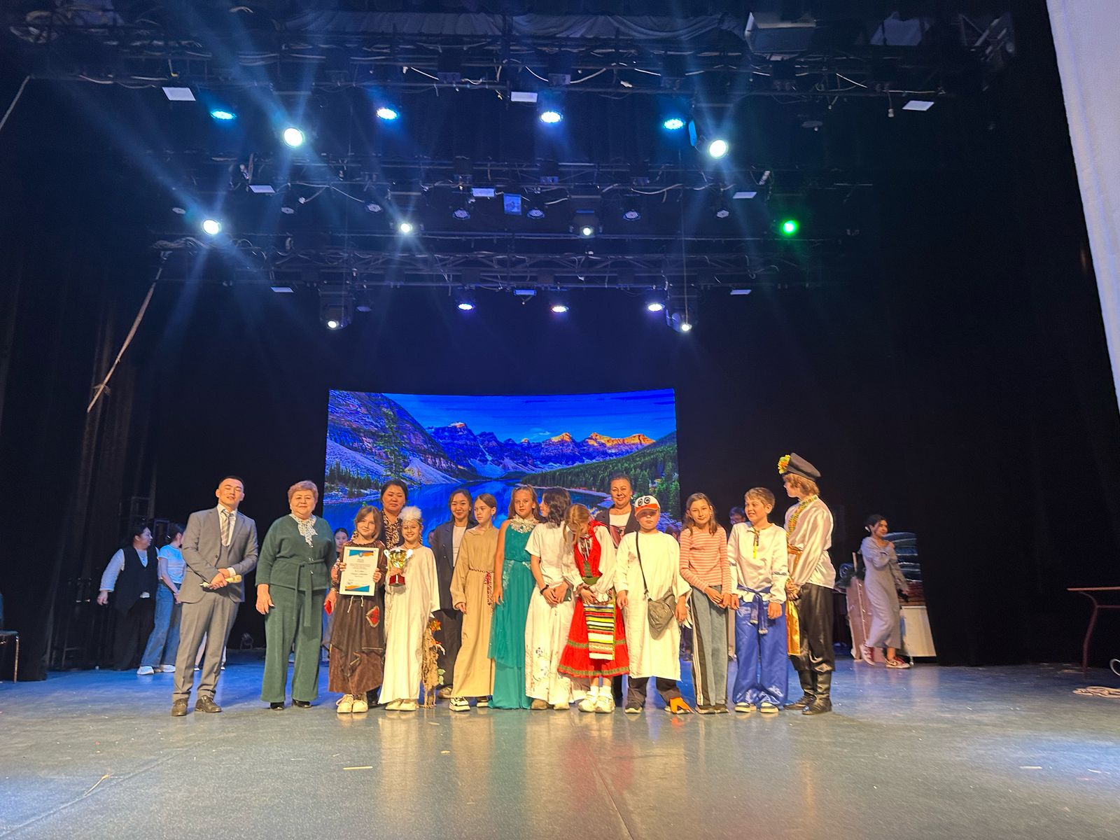 "Театрдың ғажайып әлемі"