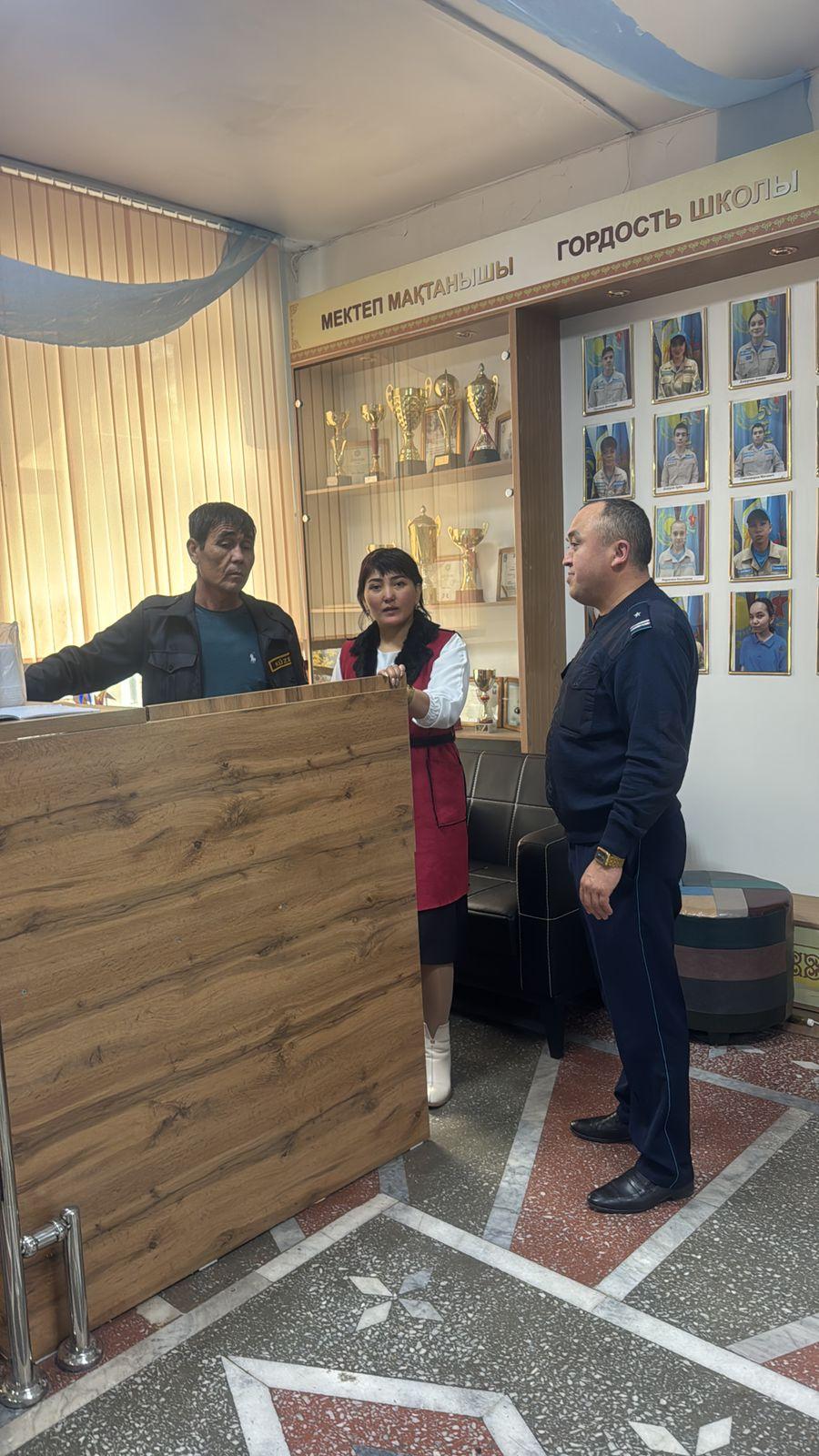 Инспекторами школы совместно с сотрудниками полиции Турксибского района была проведена проверка состояния антитеррористической защищённости образовате